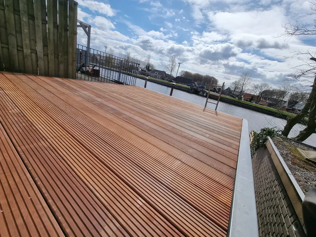 Uitgevoerd tuinproject met verharding en beplanting, vanaf de tuinzijde gefotografeerd