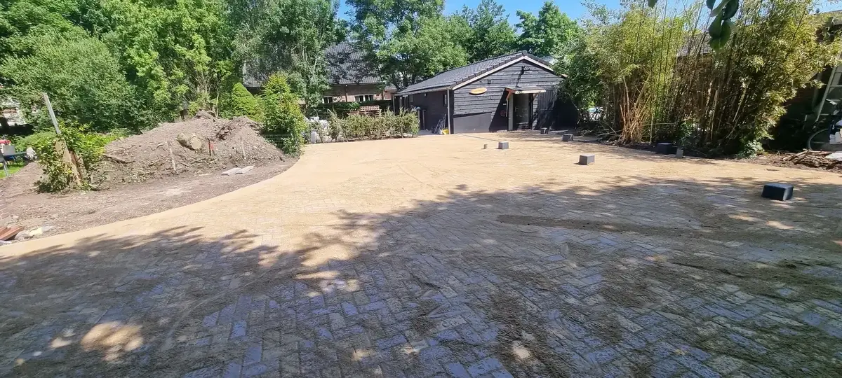Moderne sierbestrating met keramische tegels in een tuin